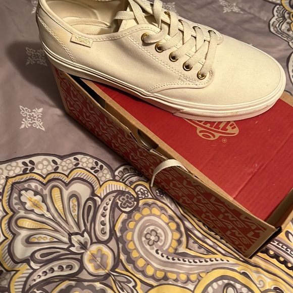 I bought these them off of a girl and they got a spot two spots on the right - Picture 4 of 8